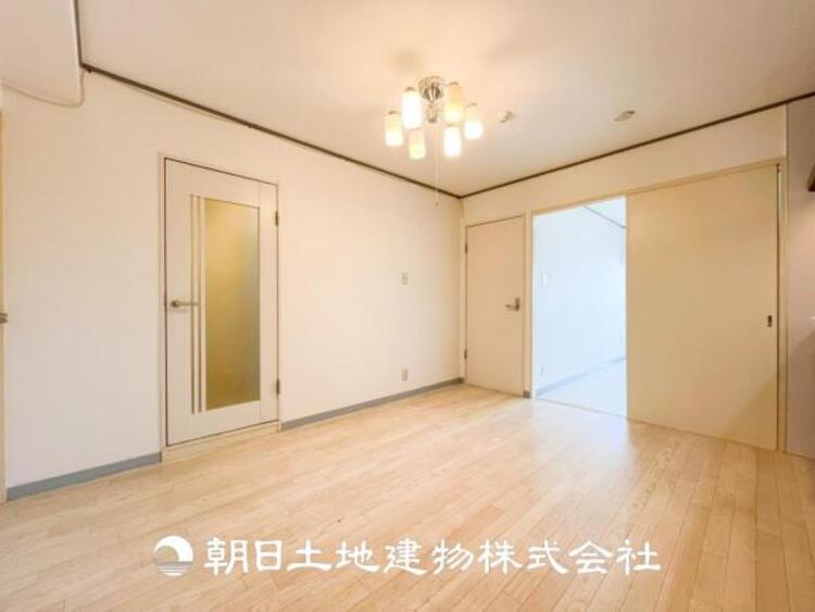 居間 【リビング】開放的で明るい空間が広がるLDK。リビングには暖かな太陽が降り注ぎ、爽やかな住空間です。お友達を呼んでお茶をしたり、一緒に料理を楽しみながら楽しい時間を。