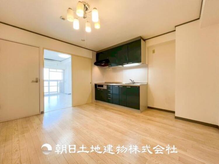 居間 【ダイニング】温かい色合いのフローリングと清々しい爽やかなクロスが明るい空間を創り出しているダイニングキッチン。ゆっくりと過ごす空間に相応しく、ここで楽しむ時間が家族や友人との絆をより深めてくれそうです。