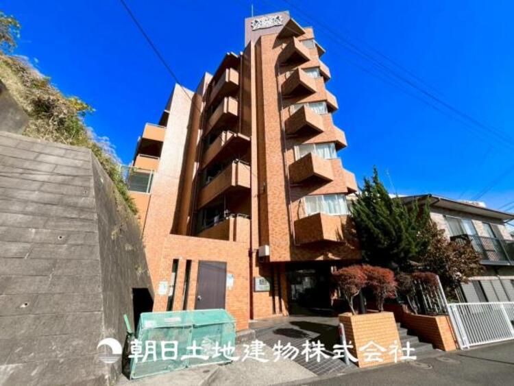 外観 【外観写真】表現された空間はたくさんの光を浴び、風を感じ、暮らしの時間を豊かにしてくれます。デザインされた空間と競い合うかのような充実した建物と共に大切な家族の思い出を刻んでいきます。