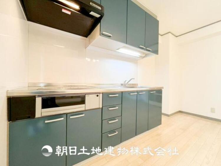 キッチン 【キッチン】仲良しなご夫婦、お子様、みんなでお料理ができる程の贅沢なスペースを実現したキッチンとなっております。みんなで作った料理を召し上がりながらの会話は盛り上がること間違いなしです。