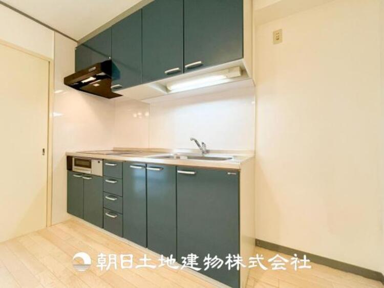 キッチン 【キッチン】日々の生活における家事の動線やリビングとの往来のしやすさに配慮し、お食事の準備や後片付けなどの家事を少しでも楽にするキッチンスペースを目指しました。毎日使う場所だからこそ。ストレスなく使えて、居心地が良くないといけないと思います。