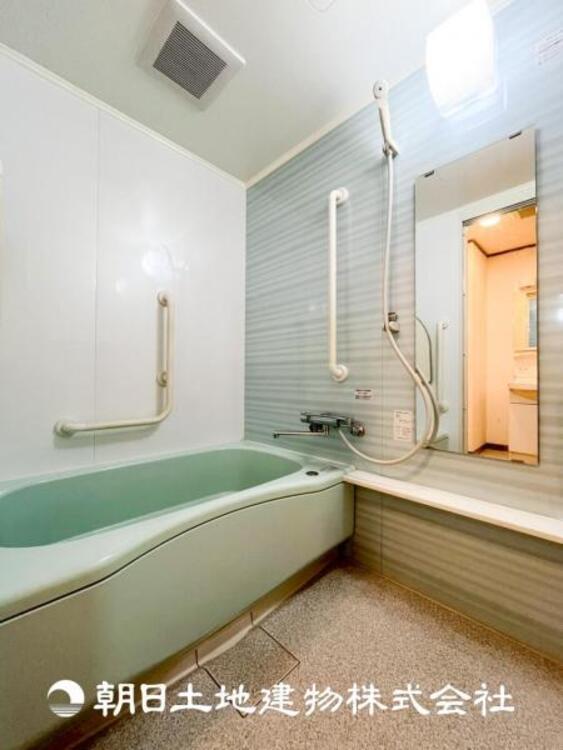 風呂 【浴室】上品な色合いが魅力のバスルームは、ほっと落ち着く空間を作り出しています。広々とした浴槽で体を癒やしながら、疲れを取り除けるような仕様です。お子様と一緒に楽しく入るのもいいですね。