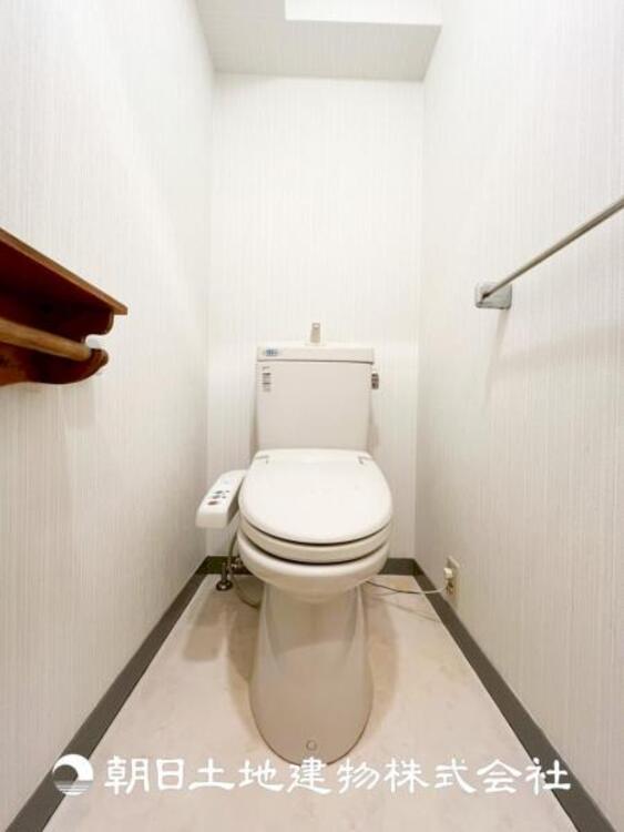 トイレ 【トイレ】家族みんなが毎日使う場所だから。お掃除がしやすい方はいい。いつまでも清潔な空間を保てるように、汚れをふき取り易いフロアと壁紙をチョイス致しました。洗浄便座になっておりますので、とても清潔にご使用いただけます。