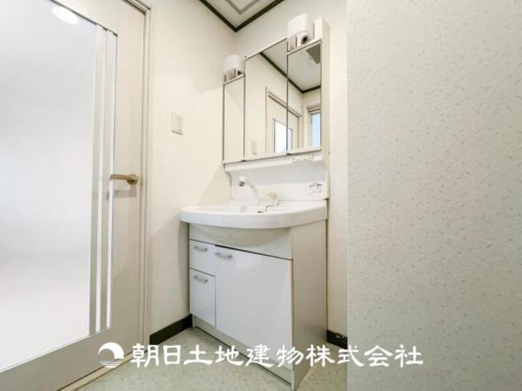 洗面 【洗面化粧台】慌ただしい1日が始まり、充実した1日の終わりを締めくくる洗面所。快適に過ごせることはもちろん、収納や機能性を兼ね備えた洗面化粧台です。快適に過ごせることはもちろん、収納や機能性を兼ね備えた洗面化粧台です。