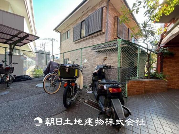 その他 ゆったりとした駐車スペースを確保いたしましたので、大きめのバイクでも駐車可能です。自転車やバイクなど、ゆとりのある敷地で置き場所に困ることはないでしょう。