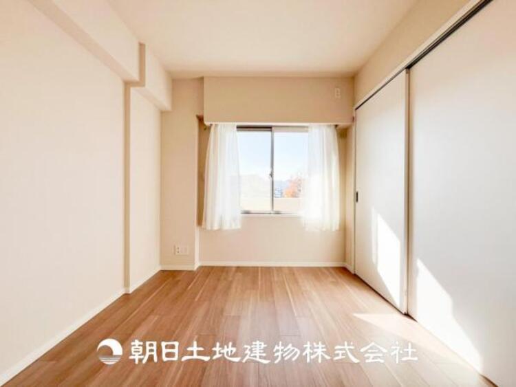 内装 【居室】爽やかな空間演出とセンス良く纏められた室内は良質な寛ぎ空間。そこで暮らす大切な人達のことを考え造りこんだ空間は日々の生活に安らぎを与えてくれます。