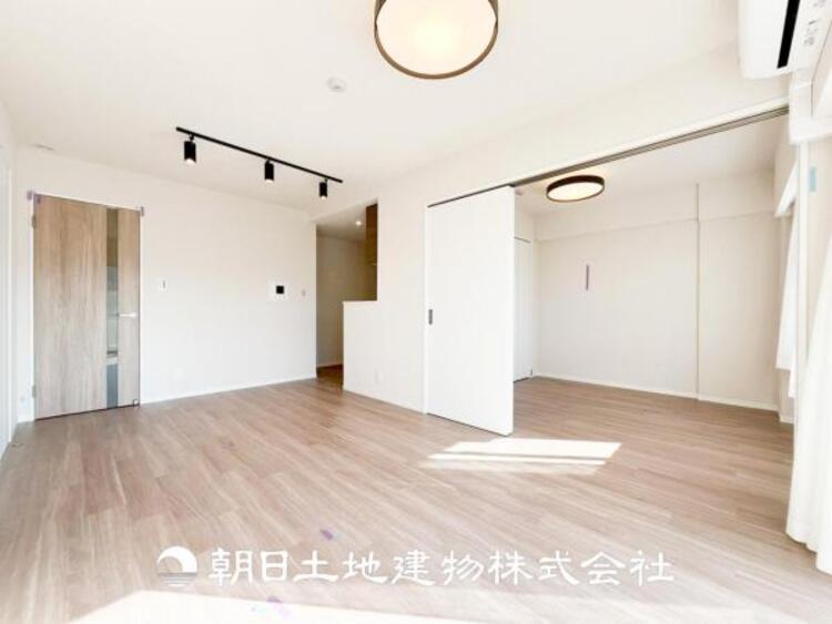 居間 【リビング】1日の中で最も長い時間を過ごすことになるリビングだからこそ、いつも笑顔があふれる空間であるように。広々とした空間から幸せな未来を。1日の中で最も長い時間を過ごすリビングは、笑顔があふれる空間です。広々とした空間から幸せな未来を。