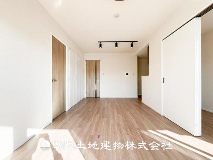 居間 【リビング】開放的で明るい空間が広がるLDK。リビングには暖かな太陽が降り注ぎ、爽やかな住空間です。お友達を呼んでお茶をしたり、一緒に料理を楽しみながら楽しい時間を。