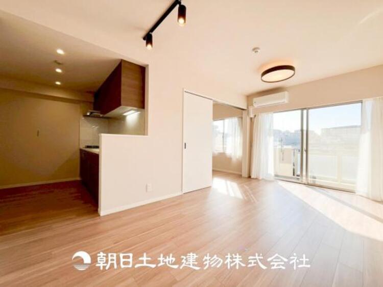 居間 【ダイニング】温かい色合いのフローリングと清々しい爽やかなクロスが明るい空間を創り出しているダイニングキッチン。ゆっくりと過ごす空間に相応しく、ここで楽しむ時間が家族や友人との絆をより深めてくれそうです。