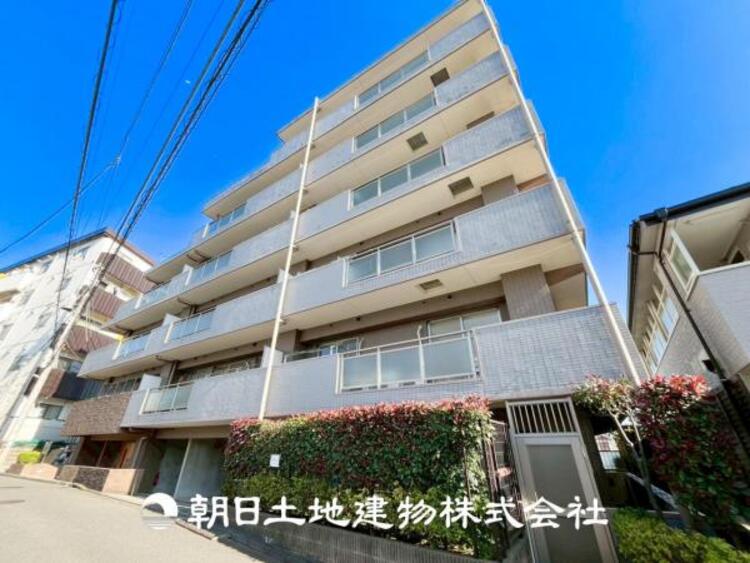 外観 【外観写真】表現された空間はたくさんの光を浴び、風を感じ、暮らしの時間を豊かにしてくれます。デザインされた空間と競い合うかのような充実した建物と共に大切な家族の思い出を刻んでいきます。