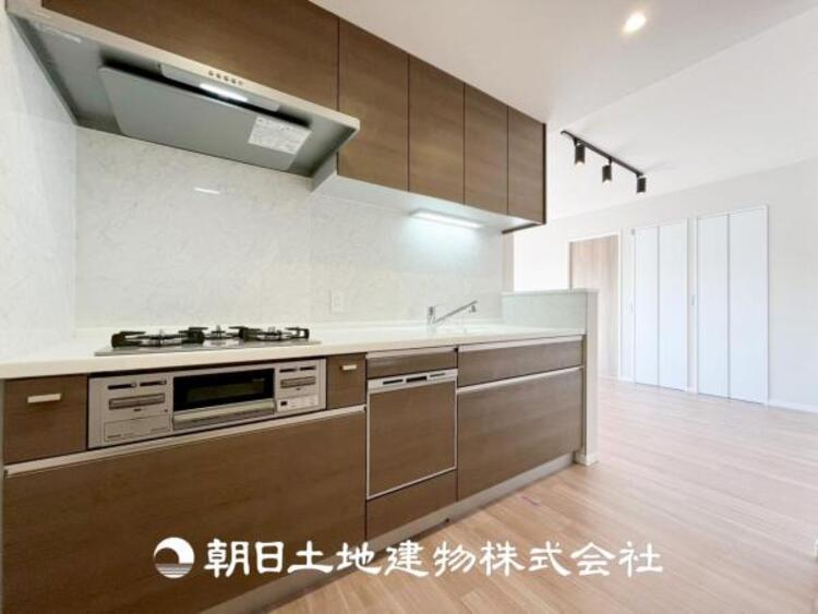 キッチン 【キッチン】仲良しなご夫婦、お子様、みんなでお料理ができる程の贅沢なスペースを実現したキッチンとなっております。みんなで作った料理を召し上がりながらの会話は盛り上がること間違いなしです。