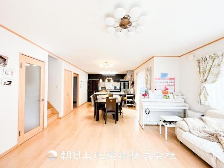 居間 家族や友人との時間など、１番多くの時間を過ごす空間だからこそ落ち着いた空間になります。