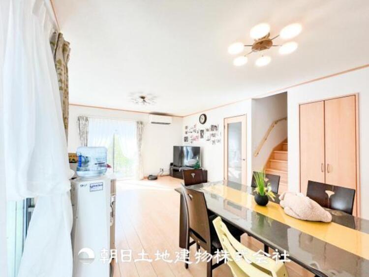 居間 大切なご家族、招いた友人と過ごすひと時を溢れる光が優しく包み込む空間。