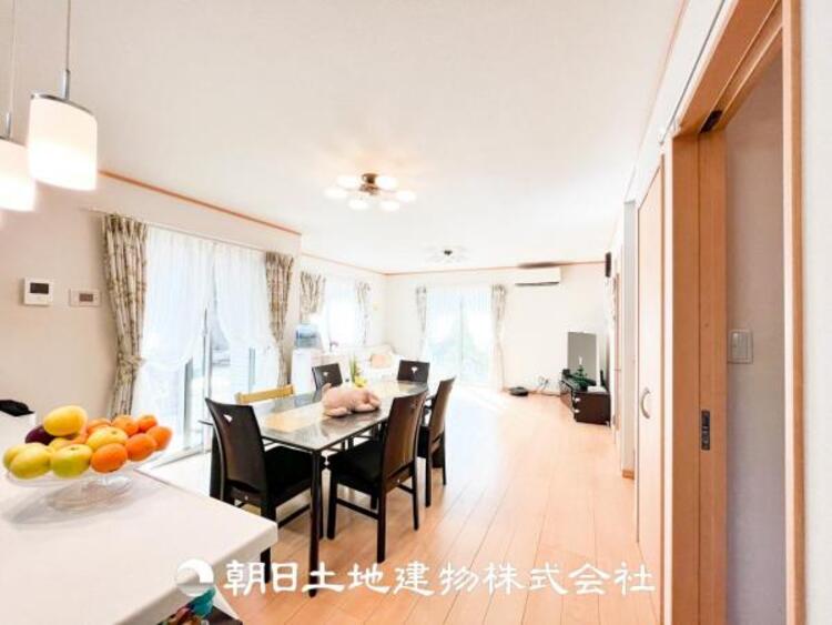 居間 大切な人とともに、心穏やかに過ごすひとときになるリビング。