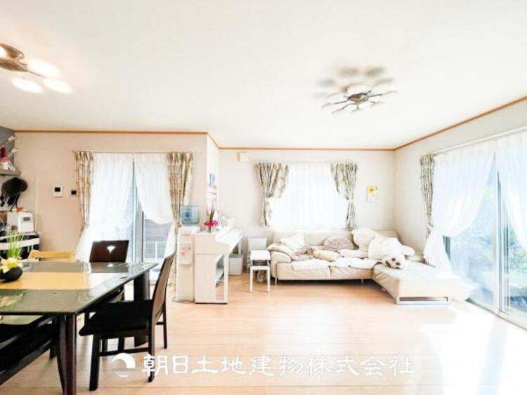 居間 大切な人とともに、心穏やかに過ごすひとときになるリビング。