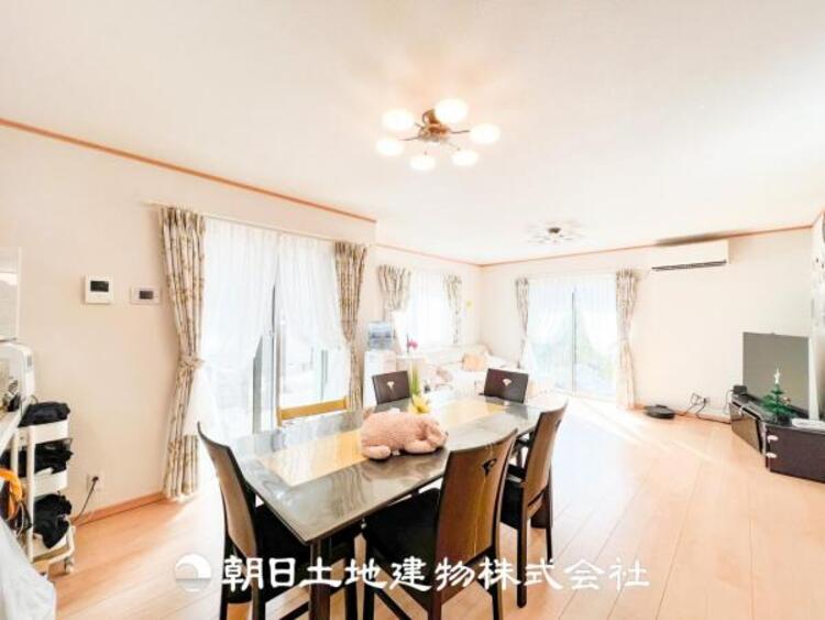 居間 大切なご家族、招いた友人と過ごすひと時を溢れる光が優しく包み込む空間。