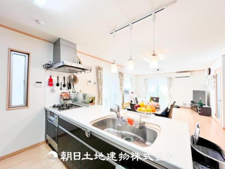 キッチン お食事の準備や後片付けなどの家事を少しでも楽にするキッチンスペースを目指しました。