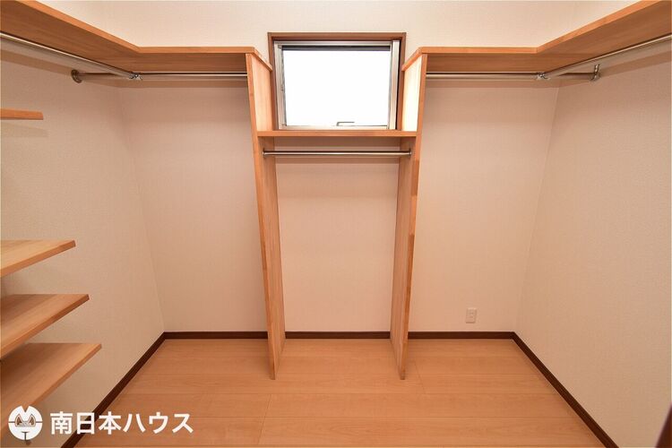 その他 【ファミリークローゼット】2階の洗面所隣には広々としたファミリークローゼットを備えています♪