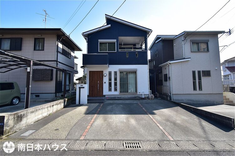 外観 西向き道路【敷地面積128.66m2(38.91坪)】駐車3台！太陽光パネル、蓄電池設置済み♪