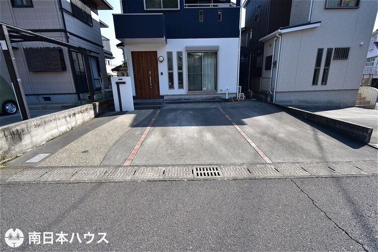 その他 【駐車場】駐車3台！普通車が並列で3台停められる余裕の広さがあります♪