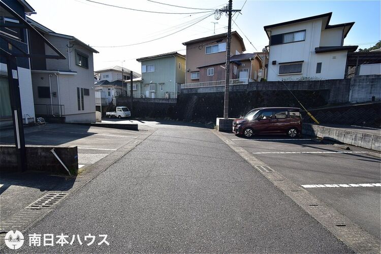 外観 【前面道路】西向きの前面道路幅は約5ｍです！団地内で交通量も少ないので静かな住環境です♪