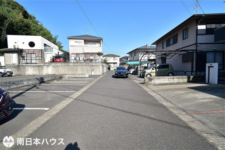 外観 【前面道路】西向きの前面道路幅は約5ｍです！団地内で交通量も少ないので静かな住環境です♪