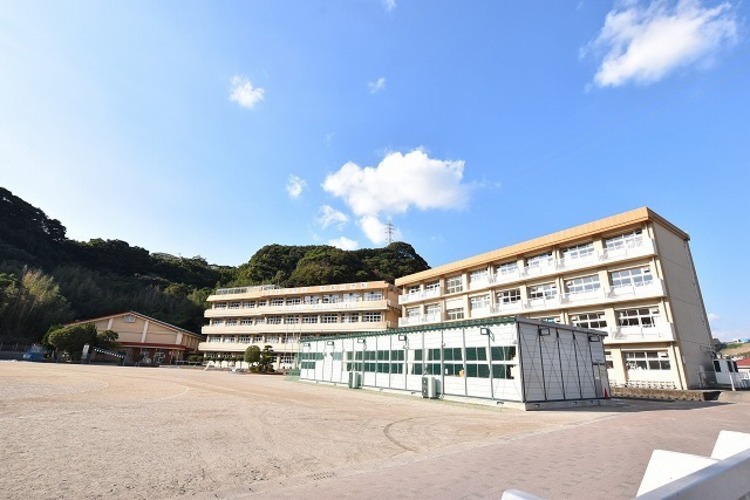 周辺 【鹿児島市立向陽小学校】は、向陽1丁目に位置する1983年創立の小学校です。令和4年度の生徒数は633人で、26クラスあります。校訓は「かしこく　やさしく　たくましく」で… 徒歩 約3分（約180m）
