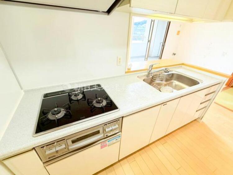 キッチン 【キッチン】広く取られたキッチンスペースはとても便利です。お料理をする人も開放感が心地いいです。 