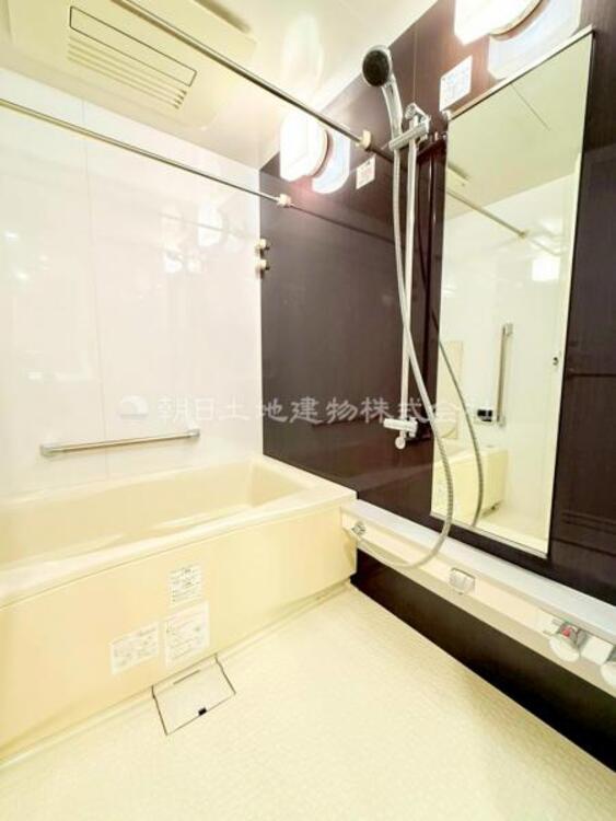 風呂 【浴室】ゆったりと寛げる広々バスで足を伸ばしてリラックス。　最新のユニットバスは設備も充実です。 