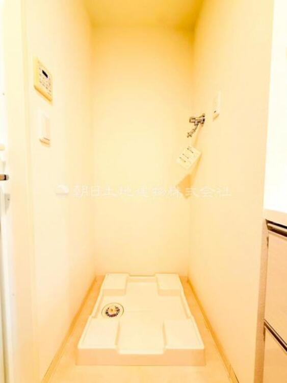 洗面 【洗面・脱衣所】ストレスフリーな広いランドリースペース。大きな洗濯機乾燥機もしっかりとおけます。 