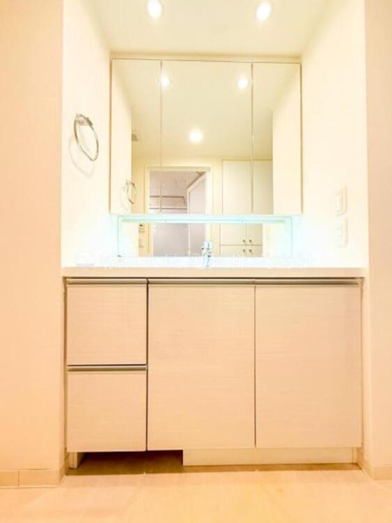 洗面 【洗面・脱衣所】普段は人目につかないスペースにもこだわりを。つくり手の気持ちを『心』がつたわります。 