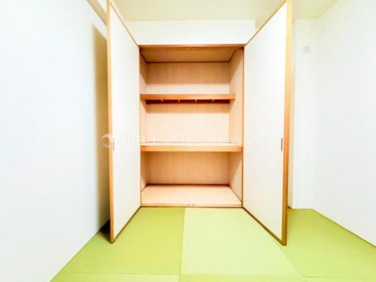 収納 【収納】適材適所に設けた収納は、奥行きもあり多くの物の収納が可能です。扉を閉めるとパッと隠すことができるので、いつでも室内が整理整頓でき気持ちのいい空間として使えます! 