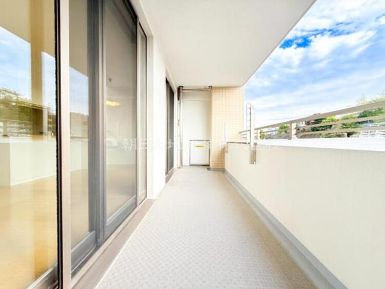 バルコニー 【バルコニー】太陽の光と爽やかな風でお洗濯物は気持ちいいです。 