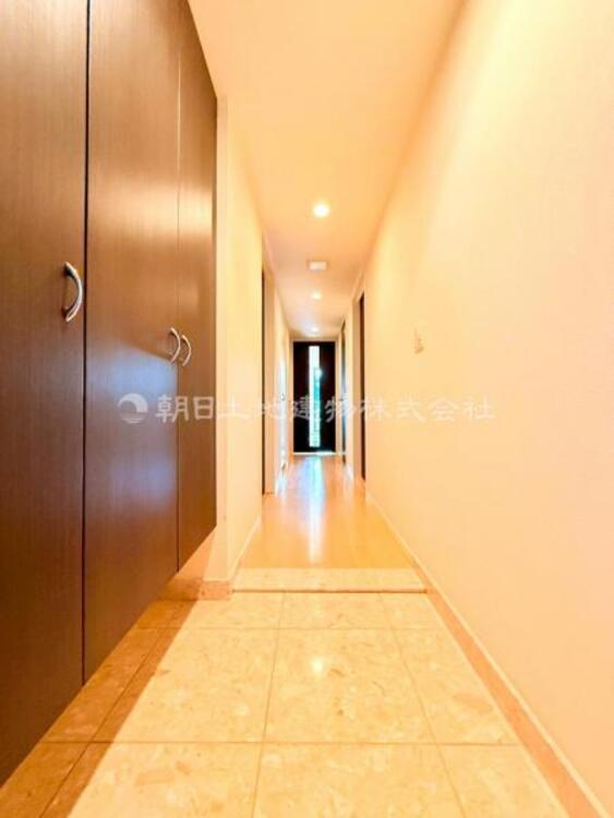 その他 【玄関】お出かけの際に小さなお子様のいるご家庭でもゆったりと靴を履かせて上げることができます。大きな荷物や抱っこしながらでもスムーズに出入り可能なストレスの少ない玄関です。 