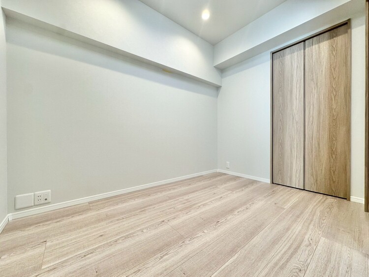 寝室 ベッドも十分に設置するスペースがあります。