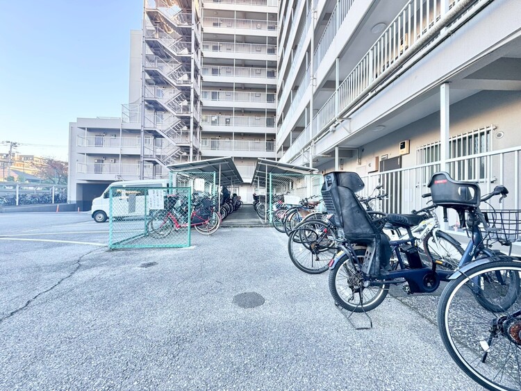 設備 整理整頓された駐輪場で、管理体制の良好さがうかがえます。