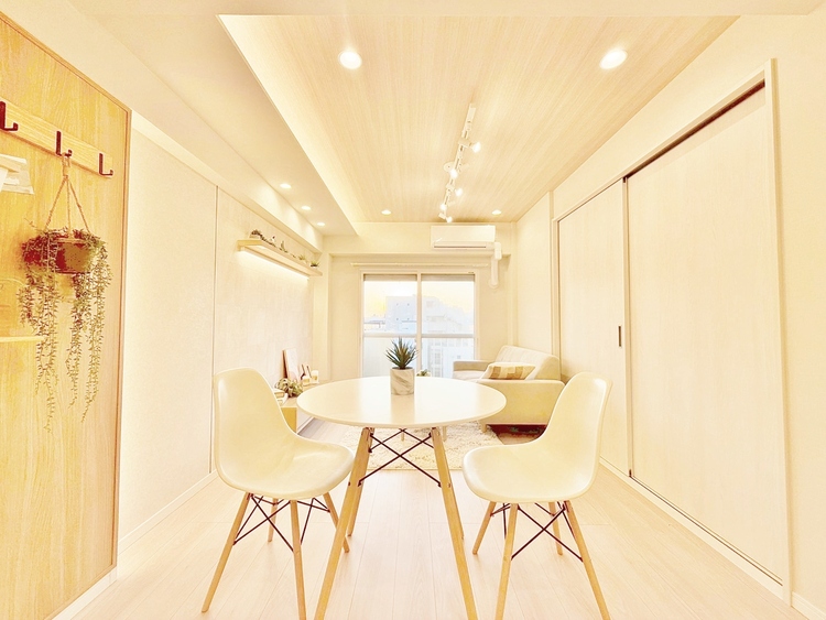 居間 飾り過ぎないシンプルな内装と偏り過ぎないデザインで統一しました。