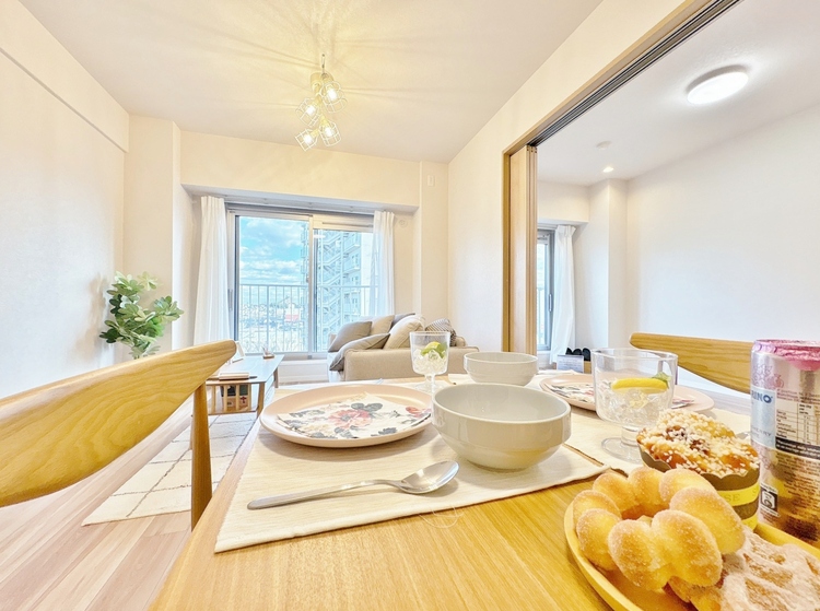 居間 居心地の良い空気感は、暮らしのステージを彩り、心からのやすらぎと満足感を与えてくれます。