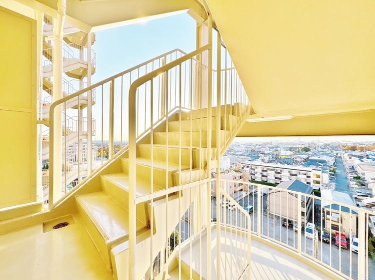 その他 落ち着いた雰囲気の階段。手すりも常設しているので、ゆったりお使いになれます。