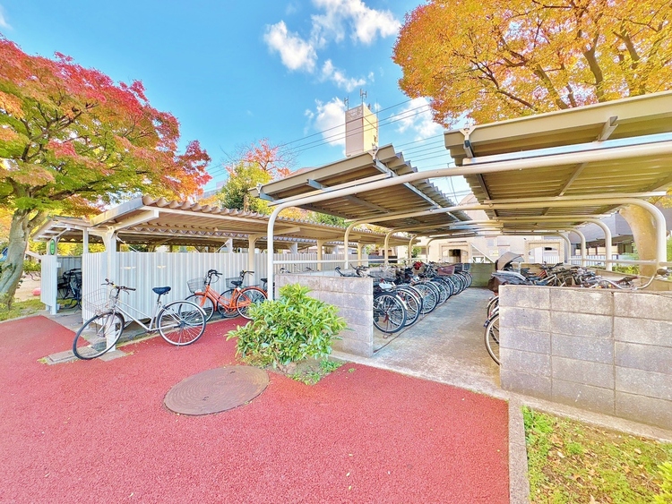 設備 整理整頓された駐輪場で、管理体制の良好さがうかがえます。