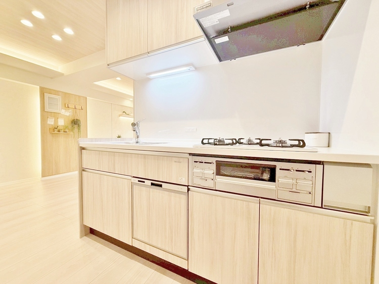 キッチン スマートな意匠と充実の機能を備えたキッチンが、暮らしにおいしい彩りを添えます。