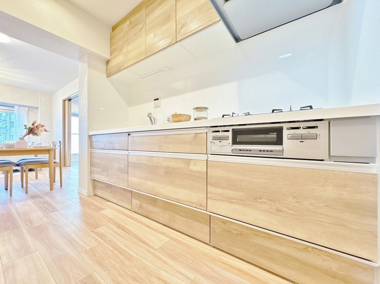 キッチン スマートな意匠と充実の機能を備えたキッチンが、暮らしにおいしい彩りを添えます。