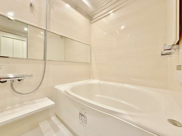 風呂 一日の疲れを癒すバスルームは、心地よいリラックスを叶える清潔感溢れる空間です。