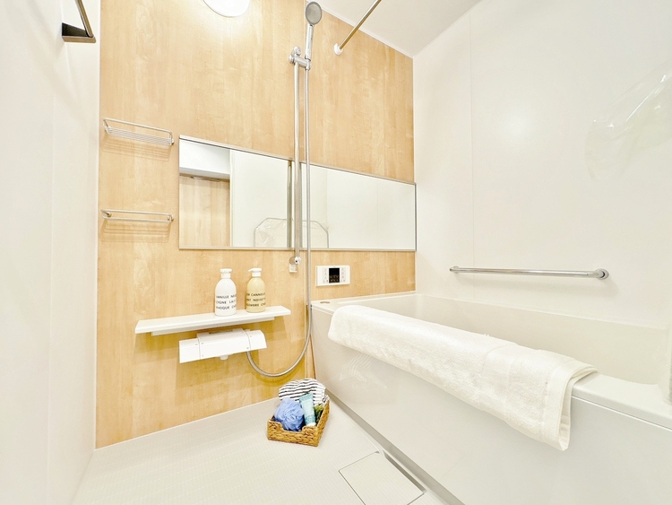 風呂 一日の疲れを癒すバスルームは、心地よいリラックスを叶える清潔感溢れる空間です。