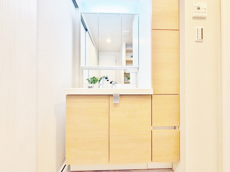 洗面 何かと物が増える場所だからこそ、スッキリと見映えの良い空間に。