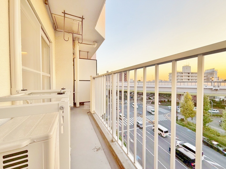 バルコニー 暮らしの中で、光と風を演出してくれるバルコニー。