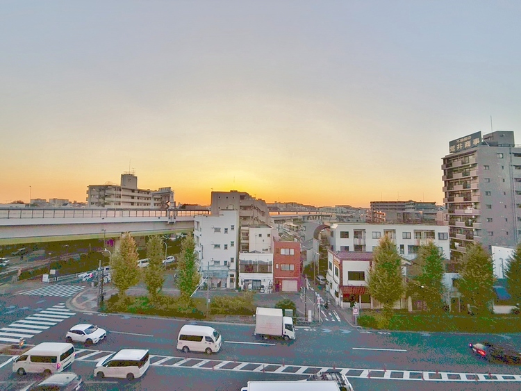 バルコニー 窓を開けると広がる青空。心をリフレッシュして日々を過ごしていきましょう。