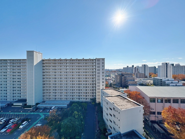 バルコニー 窓を開けると広がる青空。心をリフレッシュして日々を過ごしていきましょう。