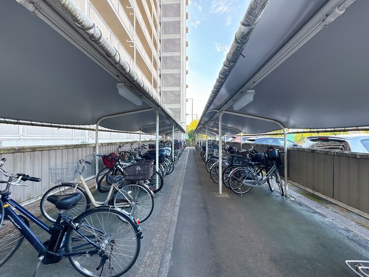 設備 整理整頓された駐輪場で、管理体制の良好さがうかがえます。