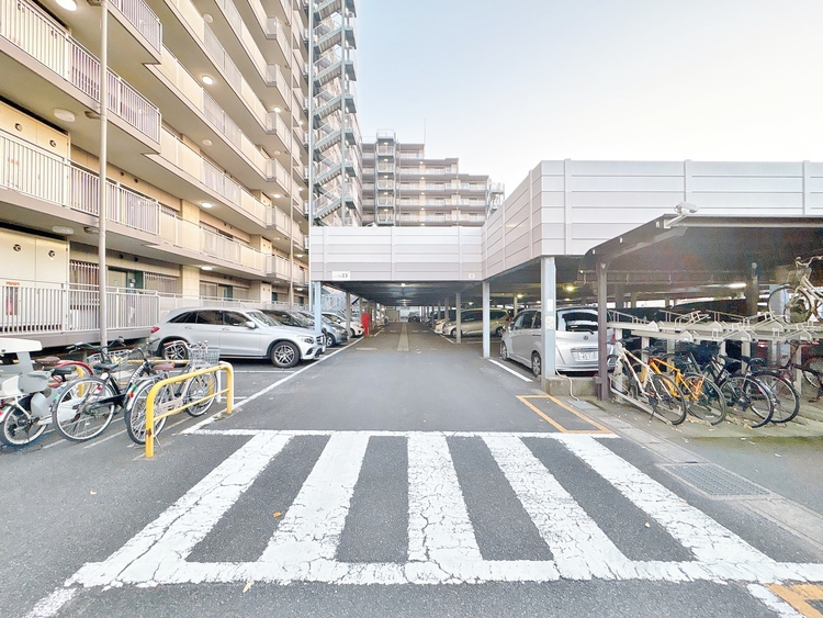 駐車場 本物件の駐車スペースです。車種制限のある場合もございますので、お気軽にお問い合わせくださいませ。